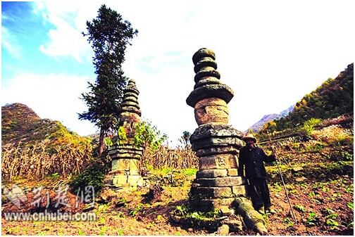 竹山老人守护唐代石塔60多年 文物已有1300多年历史